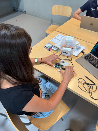 Lunedì | LED, sensori e prime connessioni
